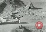 Standbild Howard Carter im King Tut Grab Ägypten, 1923, aus Sekunde 33 historischem Filmmaterial Videoclip 65675025991