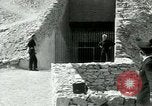 Standbild Howard Carter im King Tut Grab Ägypten, 1923, aus Sekunde 34 historischem Filmmaterial Videoclip 65675025991