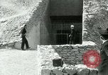 Standbild Howard Carter im King Tut Grab Ägypten, 1923, aus Sekunde 35 historischem Filmmaterial Videoclip 65675025991