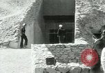 Standbild Howard Carter im King Tut Grab Ägypten, 1923, aus Sekunde 36 historischem Filmmaterial Videoclip 65675025991