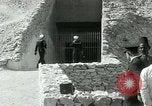 Standbild Howard Carter im King Tut Grab Ägypten, 1923, aus Sekunde 37 historischem Filmmaterial Videoclip 65675025991