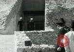 Standbild Howard Carter im King Tut Grab Ägypten, 1923, aus Sekunde 38 historischem Filmmaterial Videoclip 65675025991