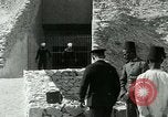 Standbild Howard Carter im King Tut Grab Ägypten, 1923, aus Sekunde 39 historischem Filmmaterial Videoclip 65675025991