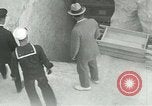 Standbild Howard Carter im King Tut Grab Ägypten, 1923, aus Sekunde 41 historischem Filmmaterial Videoclip 65675025991