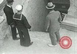 Standbild Howard Carter im King Tut Grab Ägypten, 1923, aus Sekunde 44 historischem Filmmaterial Videoclip 65675025991