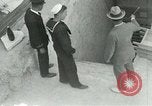 Standbild Howard Carter im King Tut Grab Ägypten, 1923, aus Sekunde 47 historischem Filmmaterial Videoclip 65675025991