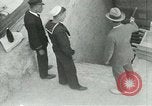 Standbild Howard Carter im King Tut Grab Ägypten, 1923, aus Sekunde 48 historischem Filmmaterial Videoclip 65675025991