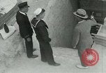 Standbild Howard Carter im King Tut Grab Ägypten, 1923, aus Sekunde 49 historischem Filmmaterial Videoclip 65675025991