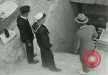 Standbild Howard Carter im King Tut Grab Ägypten, 1923, aus Sekunde 50 historischem Filmmaterial Videoclip 65675025991