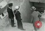 Standbild Howard Carter im King Tut Grab Ägypten, 1923, aus Sekunde 51 historischem Filmmaterial Videoclip 65675025991