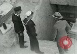 Standbild Howard Carter im King Tut Grab Ägypten, 1923, aus Sekunde 52 historischem Filmmaterial Videoclip 65675025991