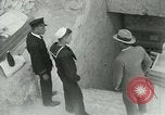 Standbild Howard Carter im King Tut Grab Ägypten, 1923, aus Sekunde 53 historischem Filmmaterial Videoclip 65675025991