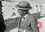 Standbild Howard Carter im King Tut Grab Ägypten, 1923, aus Sekunde 54 historischem Filmmaterial Videoclip 65675025991