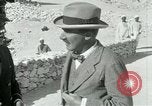 Standbild Howard Carter im King Tut Grab Ägypten, 1923, aus Sekunde 55 historischem Filmmaterial Videoclip 65675025991