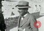 Standbild Howard Carter im King Tut Grab Ägypten, 1923, aus Sekunde 56 historischem Filmmaterial Videoclip 65675025991