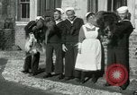 Standbild US Navy-Seeleute halten Truthähne Konstantinopel Türkei, 1922, aus Sekunde 5 historischem Filmmaterial Videoclip 65675026007