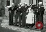 Standbild US Navy-Seeleute halten Truthähne Konstantinopel Türkei, 1922, aus Sekunde 6 historischem Filmmaterial Videoclip 65675026007