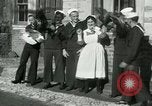 Standbild US Navy-Seeleute halten Truthähne Konstantinopel Türkei, 1922, aus Sekunde 9 historischem Filmmaterial Videoclip 65675026007
