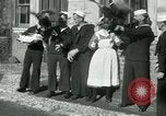 Standbild US Navy-Seeleute halten Truthähne Konstantinopel Türkei, 1922, aus Sekunde 10 historischem Filmmaterial Videoclip 65675026007