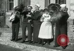 Standbild US Navy-Seeleute halten Truthähne Konstantinopel Türkei, 1922, aus Sekunde 11 historischem Filmmaterial Videoclip 65675026007