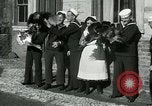 Standbild US Navy-Seeleute halten Truthähne Konstantinopel Türkei, 1922, aus Sekunde 12 historischem Filmmaterial Videoclip 65675026007