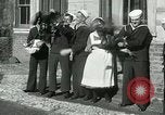 Standbild US Navy-Seeleute halten Truthähne Konstantinopel Türkei, 1922, aus Sekunde 13 historischem Filmmaterial Videoclip 65675026007