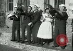 Standbild US Navy-Seeleute halten Truthähne Konstantinopel Türkei, 1922, aus Sekunde 14 historischem Filmmaterial Videoclip 65675026007