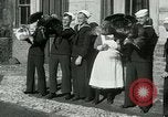 Standbild US Navy-Seeleute halten Truthähne Konstantinopel Türkei, 1922, aus Sekunde 15 historischem Filmmaterial Videoclip 65675026007