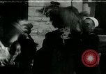 Standbild US Navy-Seeleute halten Truthähne Konstantinopel Türkei, 1922, aus Sekunde 16 historischem Filmmaterial Videoclip 65675026007
