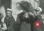 Standbild US Navy-Seeleute halten Truthähne Konstantinopel Türkei, 1922, aus Sekunde 17 historischem Filmmaterial Videoclip 65675026007
