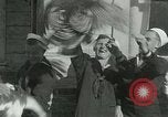 Standbild US Navy-Seeleute halten Truthähne Konstantinopel Türkei, 1922, aus Sekunde 18 historischem Filmmaterial Videoclip 65675026007