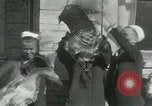 Standbild US Navy-Seeleute halten Truthähne Konstantinopel Türkei, 1922, aus Sekunde 19 historischem Filmmaterial Videoclip 65675026007