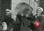 Standbild US Navy-Seeleute halten Truthähne Konstantinopel Türkei, 1922, aus Sekunde 20 historischem Filmmaterial Videoclip 65675026007
