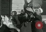 Standbild US Navy-Seeleute halten Truthähne Konstantinopel Türkei, 1922, aus Sekunde 21 historischem Filmmaterial Videoclip 65675026007