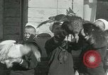Standbild US Navy-Seeleute halten Truthähne Konstantinopel Türkei, 1922, aus Sekunde 22 historischem Filmmaterial Videoclip 65675026007