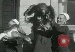 Standbild US Navy-Seeleute halten Truthähne Konstantinopel Türkei, 1922, aus Sekunde 23 historischem Filmmaterial Videoclip 65675026007