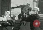 Standbild US Navy-Seeleute halten Truthähne Konstantinopel Türkei, 1922, aus Sekunde 24 historischem Filmmaterial Videoclip 65675026007