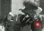 Standbild US Navy-Seeleute halten Truthähne Konstantinopel Türkei, 1922, aus Sekunde 26 historischem Filmmaterial Videoclip 65675026007