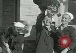 Standbild US Navy-Seeleute halten Truthähne Konstantinopel Türkei, 1922, aus Sekunde 27 historischem Filmmaterial Videoclip 65675026007