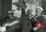 Standbild US Navy-Seeleute halten Truthähne Konstantinopel Türkei, 1922, aus Sekunde 28 historischem Filmmaterial Videoclip 65675026007
