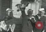 Standbild US Navy-Seeleute halten Truthähne Konstantinopel Türkei, 1922, aus Sekunde 29 historischem Filmmaterial Videoclip 65675026007