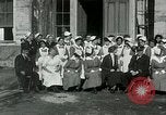 Standbild US Navy-Seeleute halten Truthähne Konstantinopel Türkei, 1922, aus Sekunde 30 historischem Filmmaterial Videoclip 65675026007