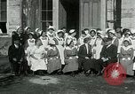 Standbild US Navy-Seeleute halten Truthähne Konstantinopel Türkei, 1922, aus Sekunde 31 historischem Filmmaterial Videoclip 65675026007
