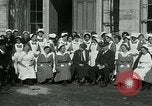 Standbild US Navy-Seeleute halten Truthähne Konstantinopel Türkei, 1922, aus Sekunde 33 historischem Filmmaterial Videoclip 65675026007