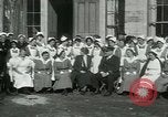 Standbild US Navy-Seeleute halten Truthähne Konstantinopel Türkei, 1922, aus Sekunde 34 historischem Filmmaterial Videoclip 65675026007