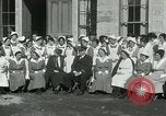 Standbild US Navy-Seeleute halten Truthähne Konstantinopel Türkei, 1922, aus Sekunde 36 historischem Filmmaterial Videoclip 65675026007