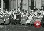 Standbild US Navy-Seeleute halten Truthähne Konstantinopel Türkei, 1922, aus Sekunde 37 historischem Filmmaterial Videoclip 65675026007