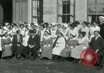 Standbild US Navy-Seeleute halten Truthähne Konstantinopel Türkei, 1922, aus Sekunde 38 historischem Filmmaterial Videoclip 65675026007