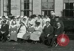Standbild US Navy-Seeleute halten Truthähne Konstantinopel Türkei, 1922, aus Sekunde 41 historischem Filmmaterial Videoclip 65675026007