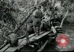Immagine di Le forze britanniche costruire un ponte attraverso il Fiume Wami Tanzania Africa orientale, 1918, secondo 3 filmato di repertorio 65675026031